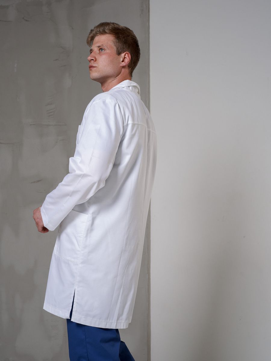 Врачи чехов отзывы. Халат доктора мужской. Фото мужчина врачебный халат спина. Халат №118.